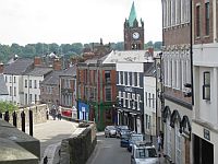 Derry - Stadtmauer mit Blick auf Rathaus